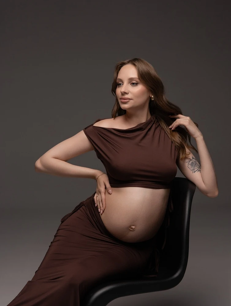 Dwuczęściowa sukienka ciążowa do sesji zdjęciowej, odkryte ramiona, brązowa sukienka maxi, strój ciążowy, butik na baby shower, ubrania przyjazne ciążom.