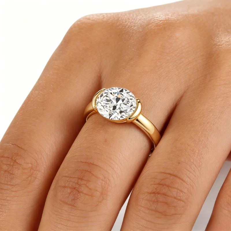 Ein einfacher Ehering aus 925er Silber und 2 Karat ovalem Moissanit, Unisex. – Detail 4