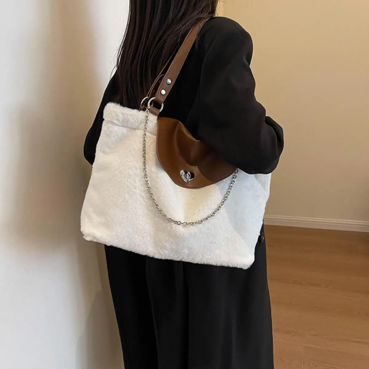 

Women's plush casual commuter large capacity chain shoulder tote bag