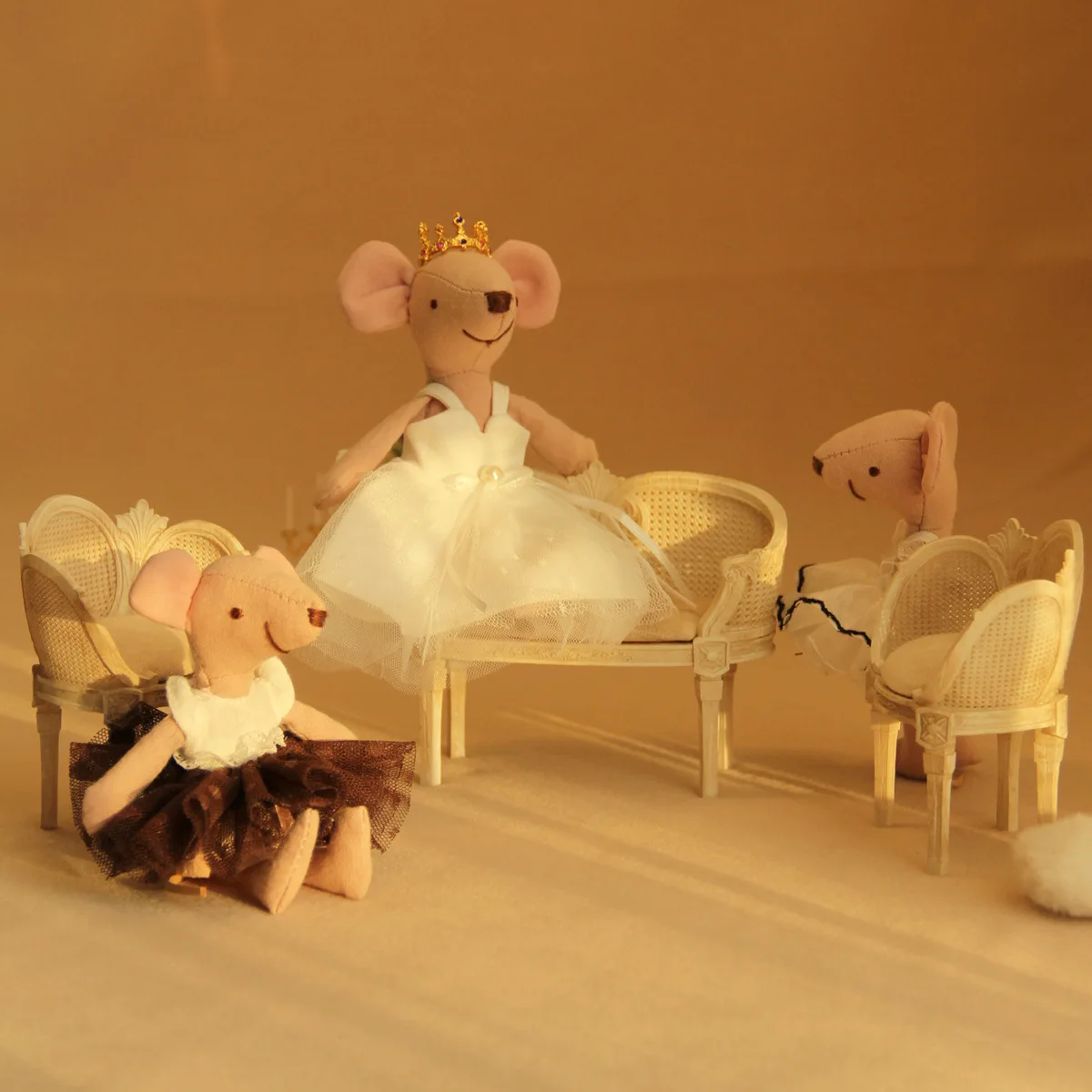 1:12 Blythe Doll Vintage Royal Sofa Miniaturowe meble z żywicy do domku dla lalek BJD Realistyczne akcesoria dla lalek w antycznym stylu francuskim