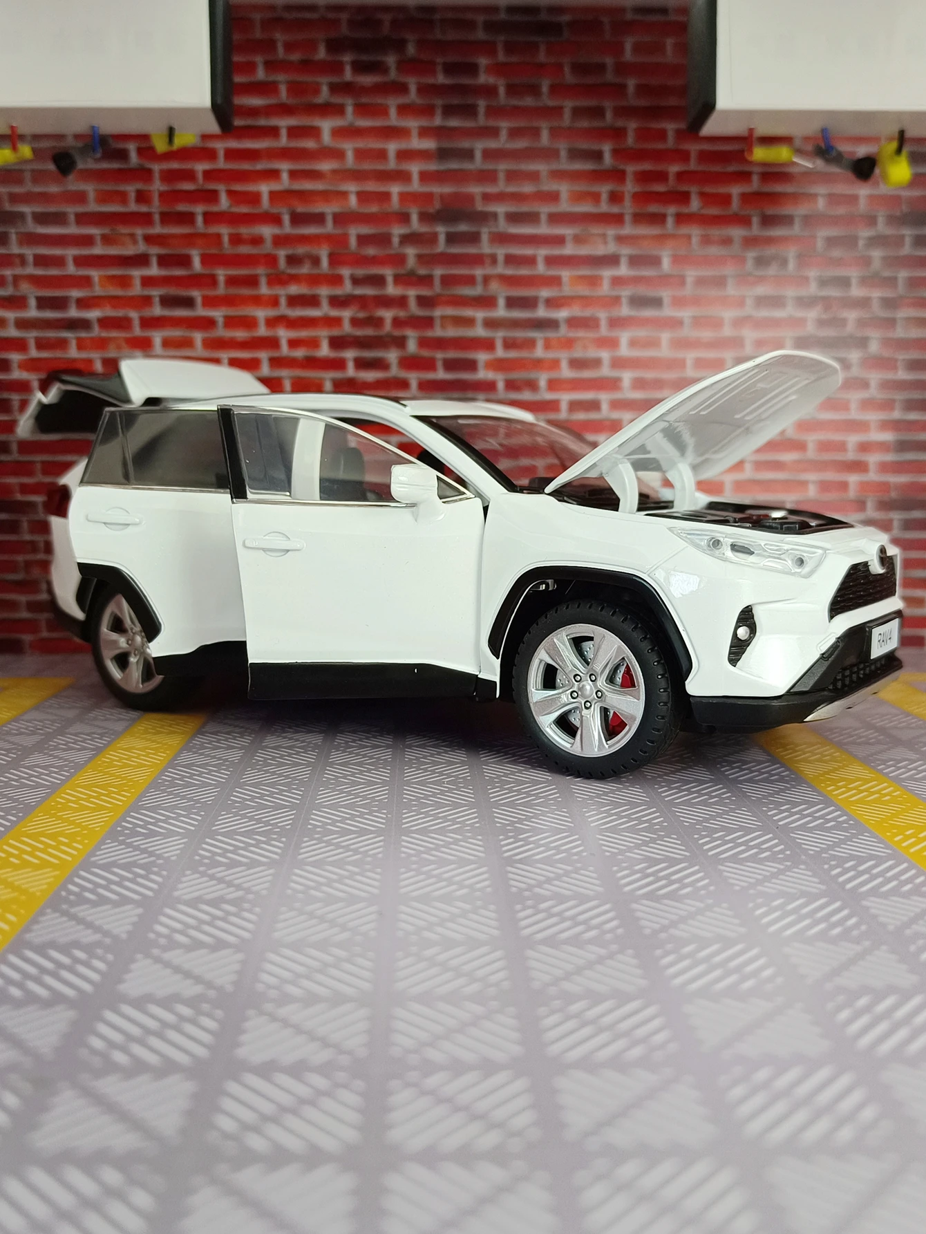 โมเดลรถอัลลอยด์ RAV4 ขนาด 1:24 สี่ประตู ฝากระโปรงหน้าและฝากระโปรงท้ายสามารถเปิดได้ เหมาะสำหรับเป็นของขวัญวันเกิดให้เด็กๆ