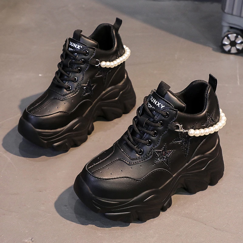 

Модная женская обувь. Маленькая белая повседневная спортивная обувь на толстой подошве. Кроссовки на платформе. Женские кожаные туфли на рост 10 см.