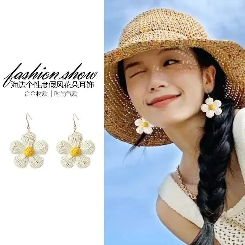 Premium Chic Raffia Petal Drop Earrings Hand Woven Flower Simple Elegant Lightweight Breathable Boho Vacation for Women