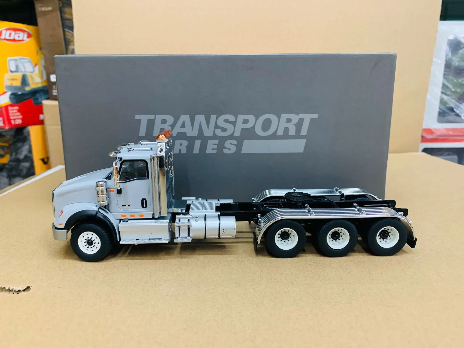 

INTERNATIONAL HX620 DAY CAB TRIDEM TRACTOR GREY 1/50 BY DIECAST MASTERS 71011