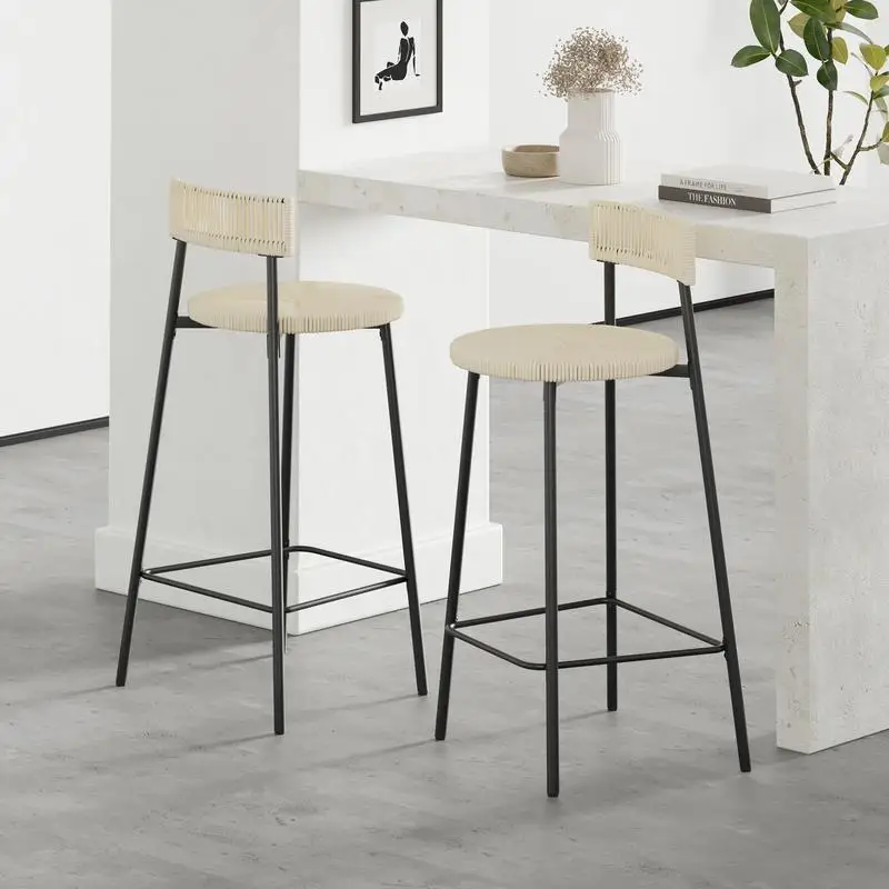 مجموعة من مقعدين من الحبال الورقية المنسوجة يدويًا، وكراسي حانة طعام مستديرة من بوهو للمطبخ باللون الأسود والكريمي. مثالية للحديث