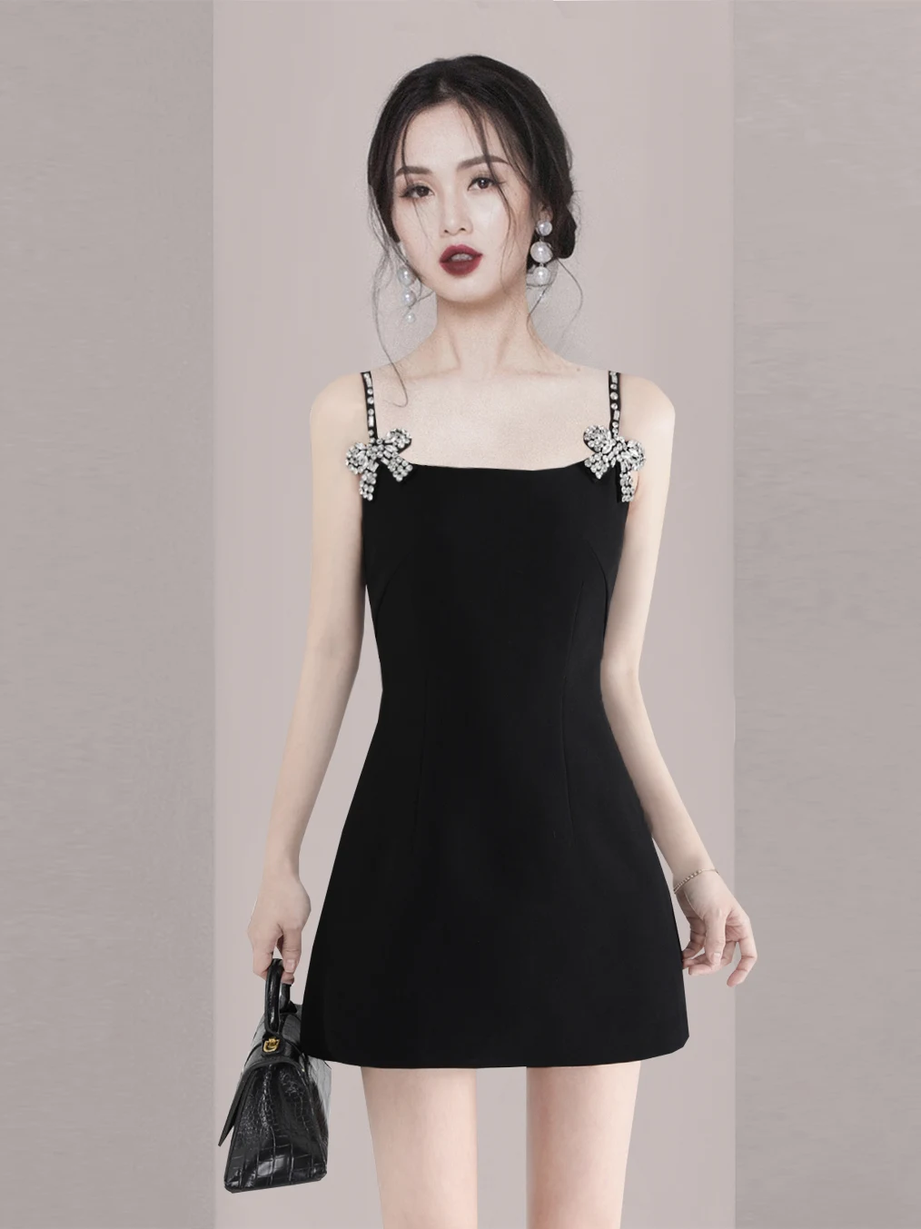 

Весна 2026: Новая коллекция. Женская модная короткая юбка А-силуэта с простым дизайном и завязками.