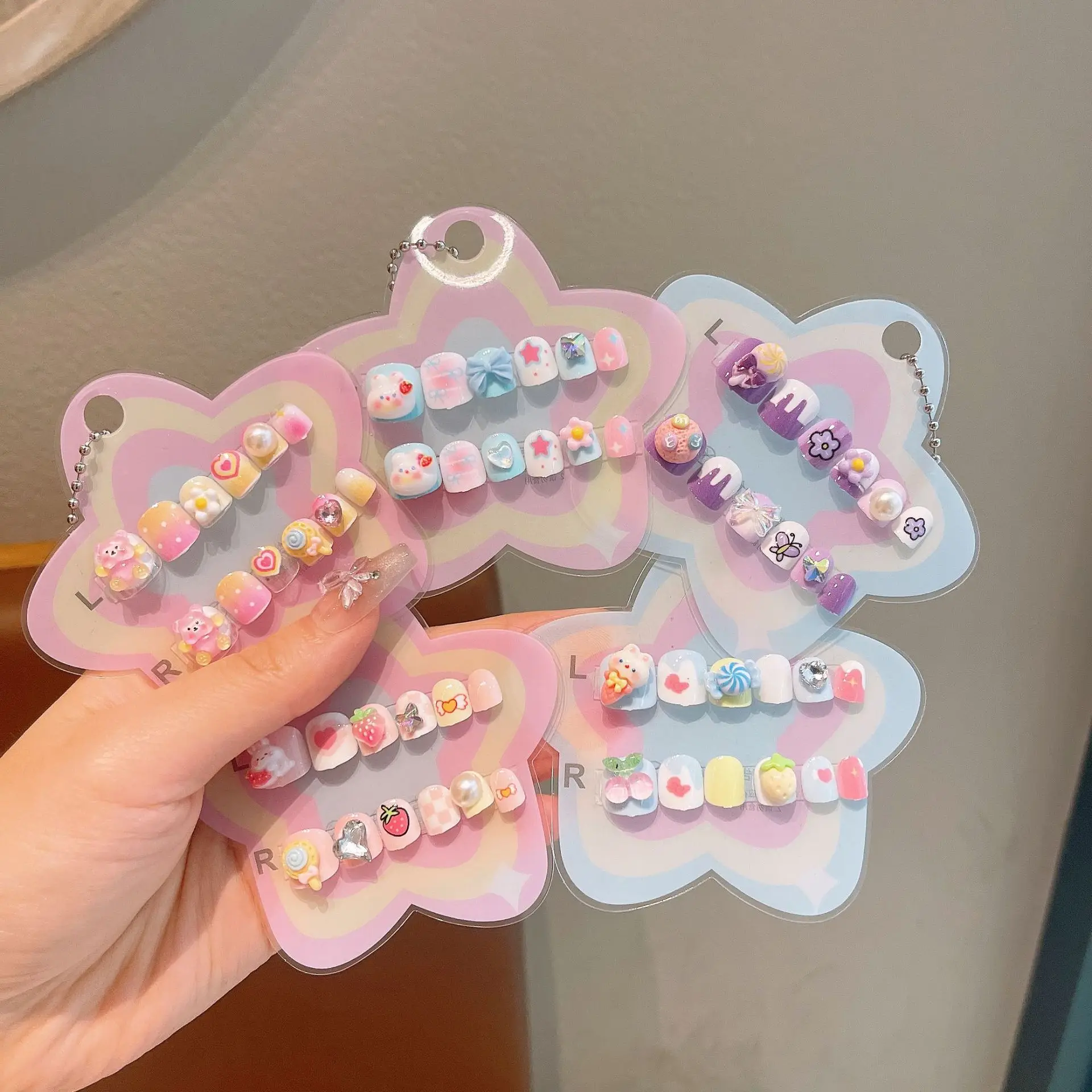 12 Stück Kinder-Nägel mit niedlichem Blumen- und Erdbeerhasen-Motiv, zum Aufdrücken, für 4–10 Jahre, abnehmbare Nagelaufkleber, künstliche Nägel, Mädchen-Geburtstagsgeschenke – Detail 1