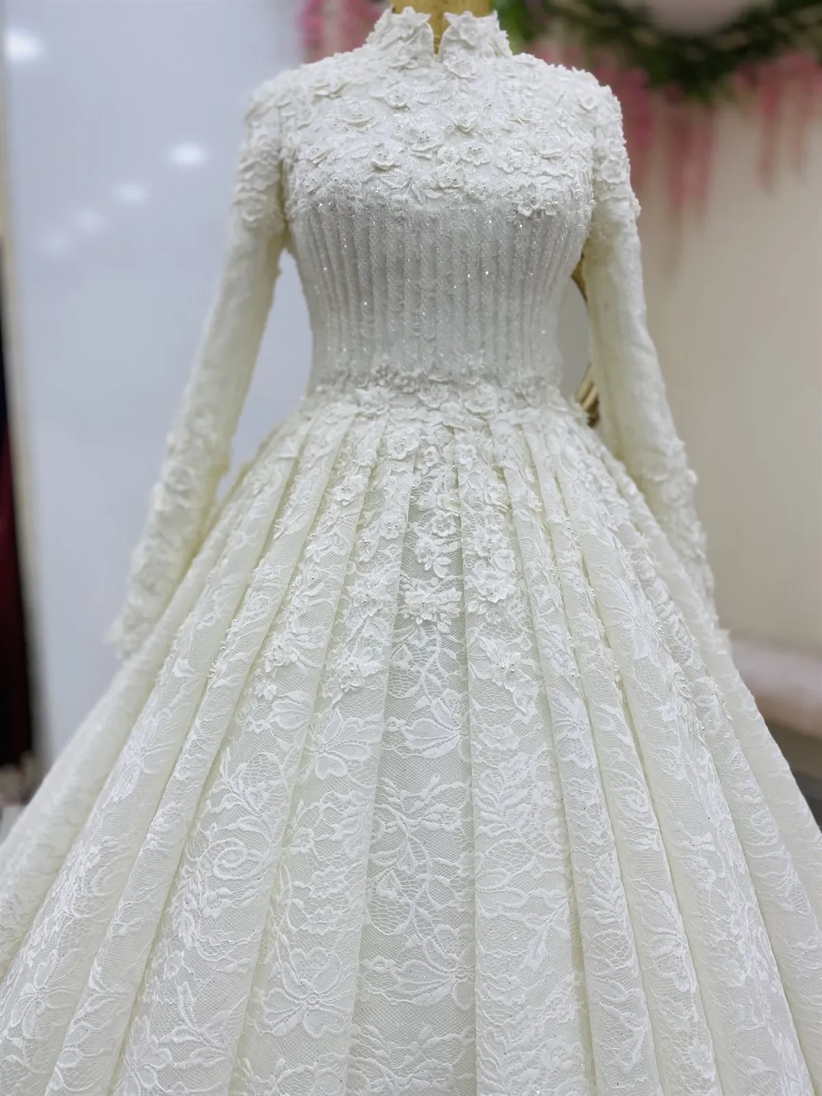 Abiti da sposa musulmani di lusso Dubai Abito da ballo Manica lunga in pizzo con perline Abiti da sposa Arabia Saudita Abiti da sposa personalizzati