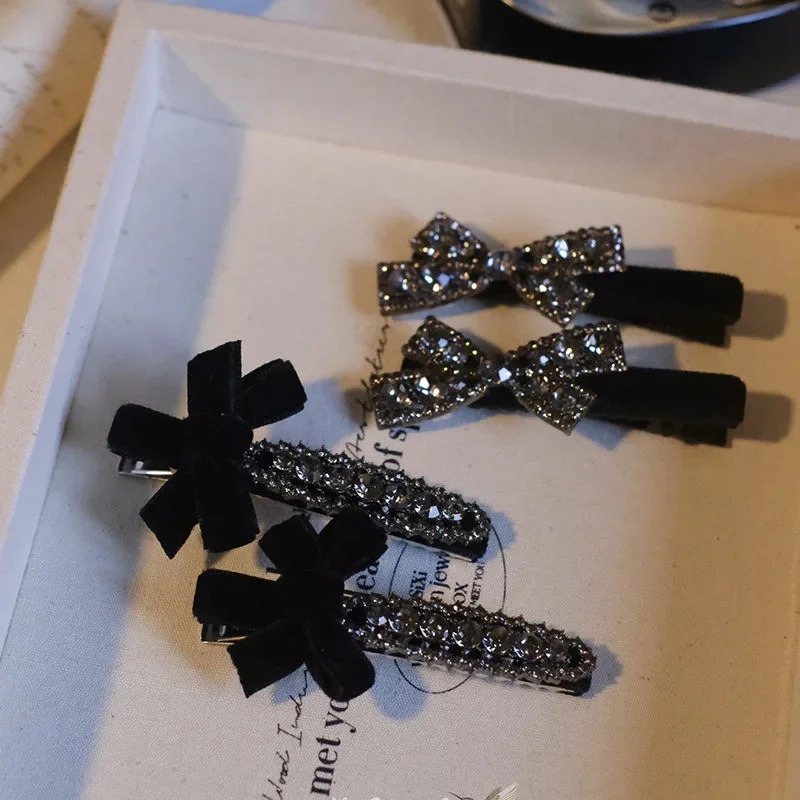 دبوس شعر على شكل فيونكة من حجر الراين الفاخر، مشبك غرة جانبي، مشبك رأس خلفي من Duck Bill بكلمة واحدة، أغطية رأس