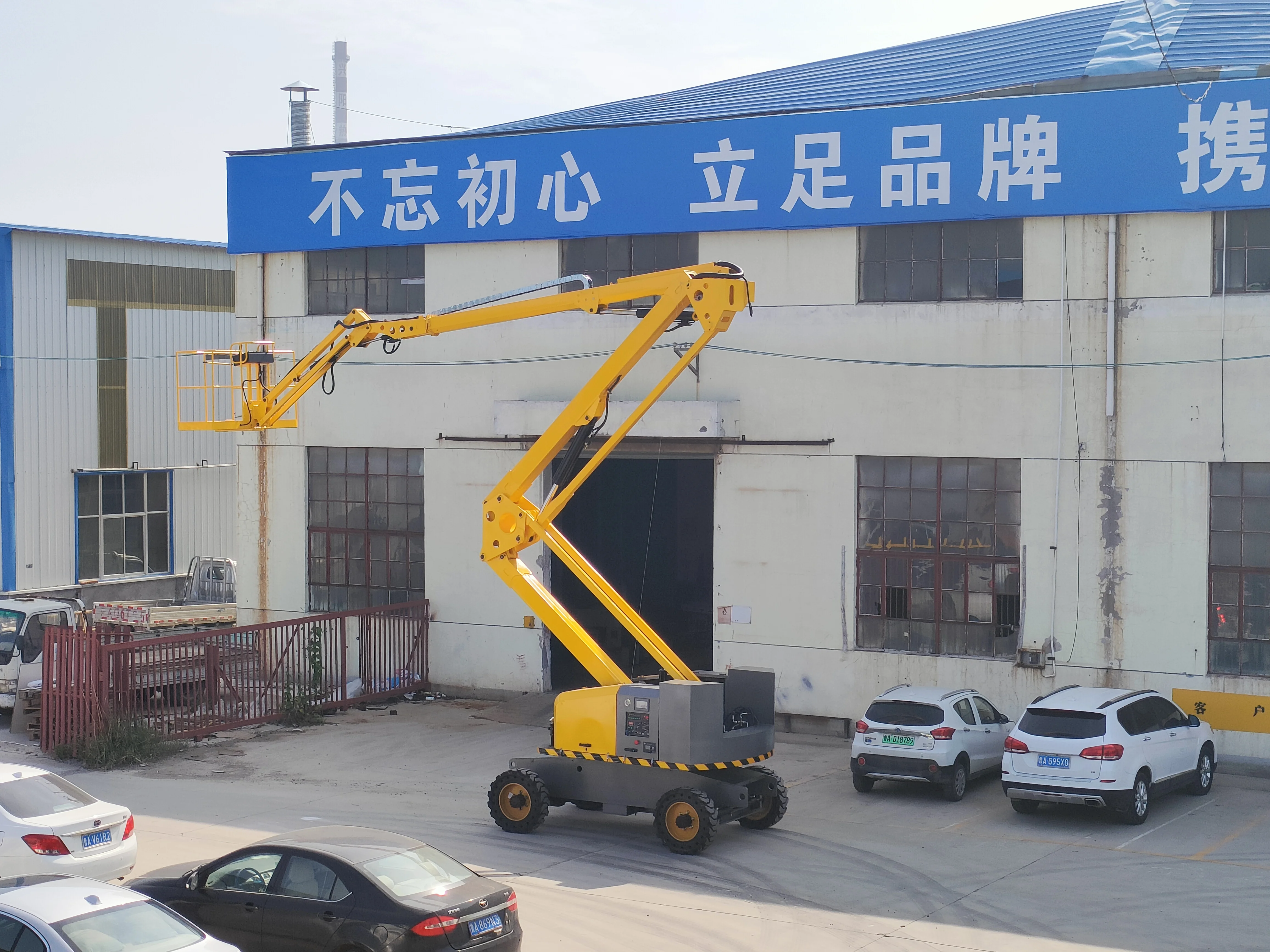 20M Multi Joint Articulating Boom Lift Aerial Work Platform Triple Hinge Arm Design for Complex Positioning