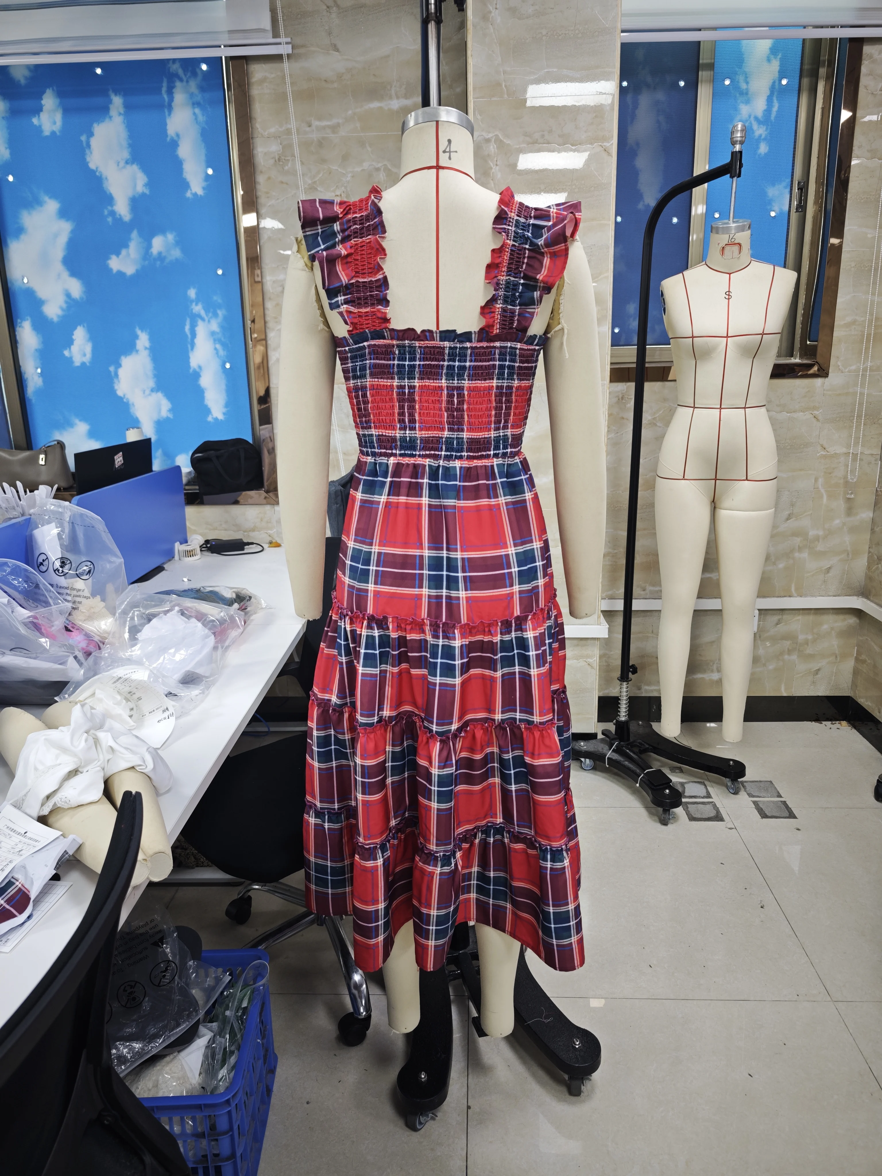 Robe longue à carreaux pour femmes, manches à volants, col carré, smockée, mode d'été, robe trapèze décontractée