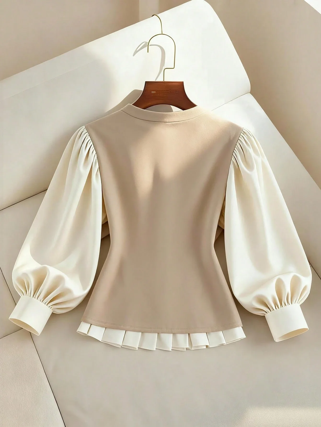 

Элегантный топ с цветовыми блоками, пышными рукавами-фонариками и оборками по низу