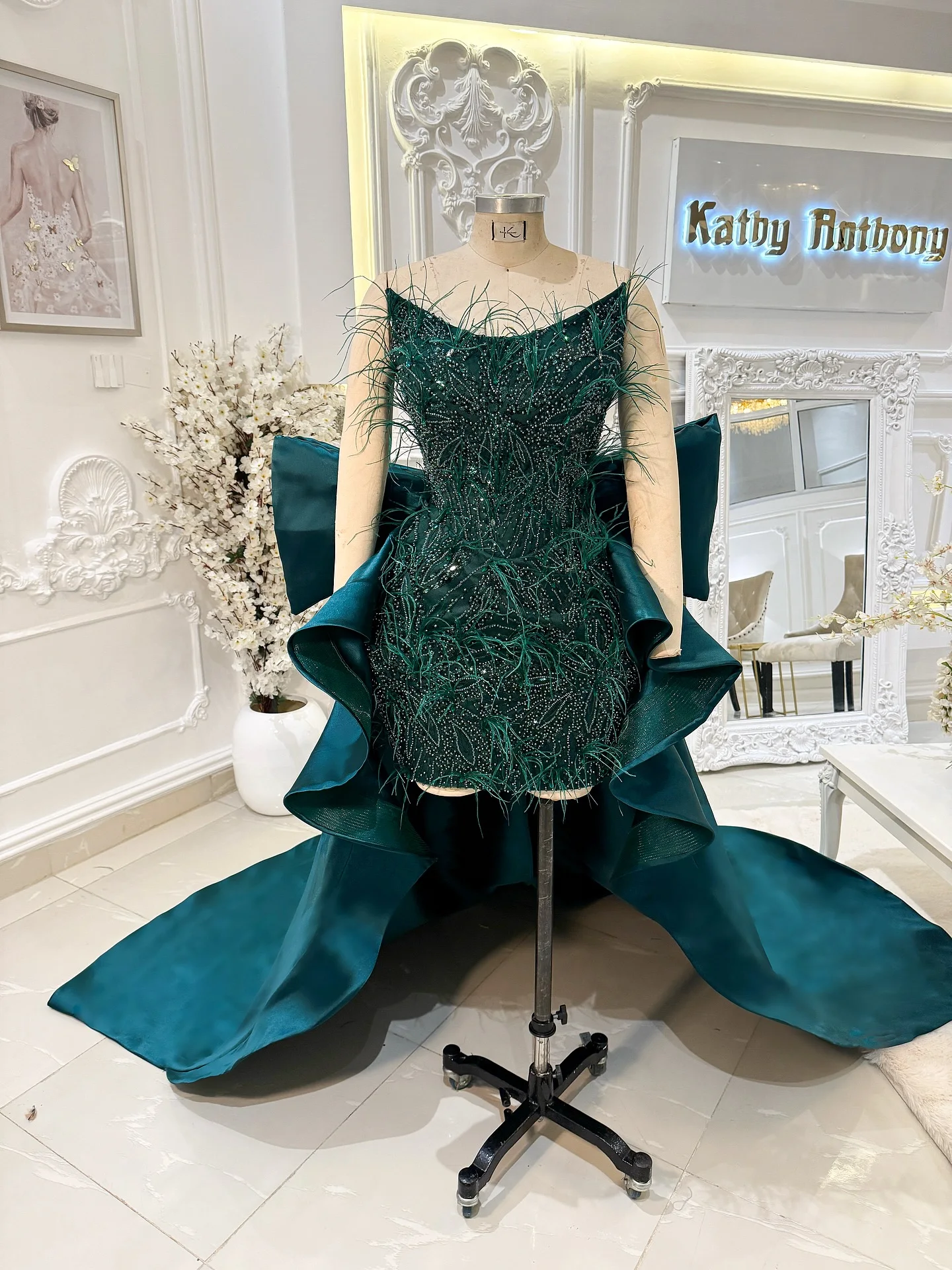 Nieuwe luxe smaragdgroene veren a-lijn avondjurk glitter kralen lovertjes galajurk met satijnen trein strik optochtjurk