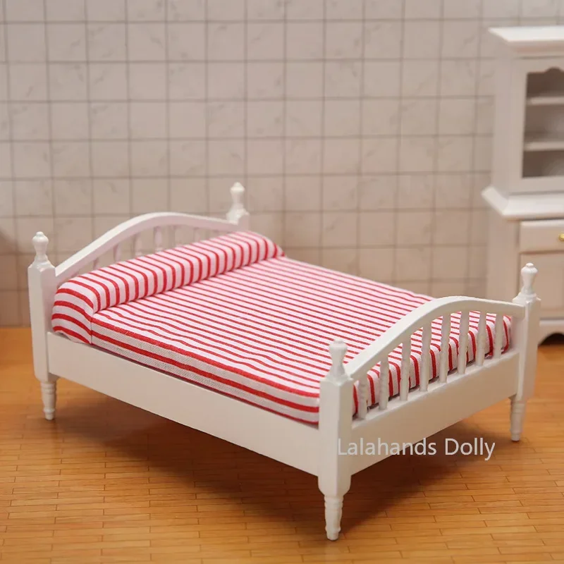 Mini maison de poupée 1:12, lit Double en tissu magnifique, modèle de Table de chevet pour décoration de meubles de chambre à coucher