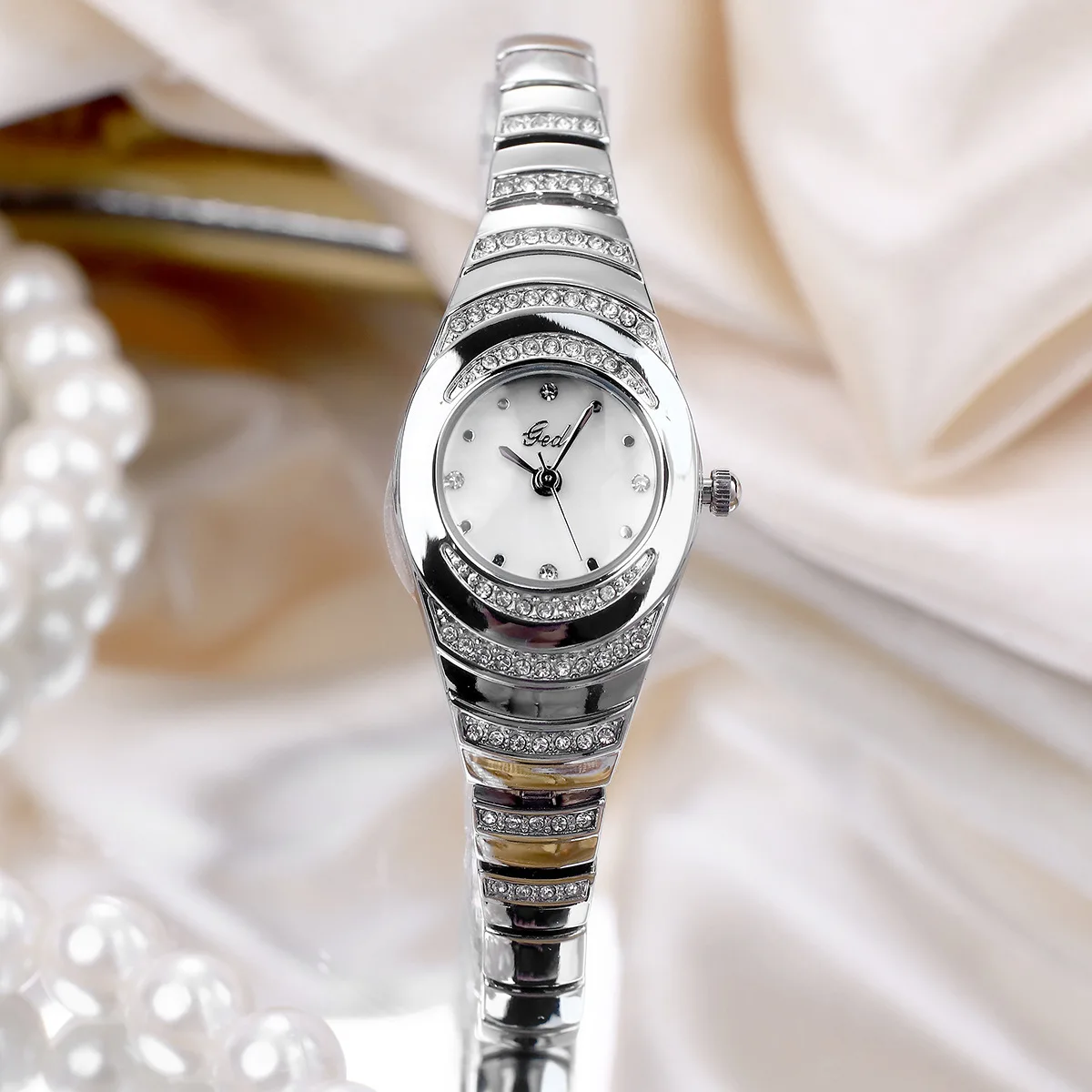 2025 Women's Bracelet Watch Medieval Niche High-end Diamond-encrusted Quartz W Atch Women's High-value Waterproof Watch