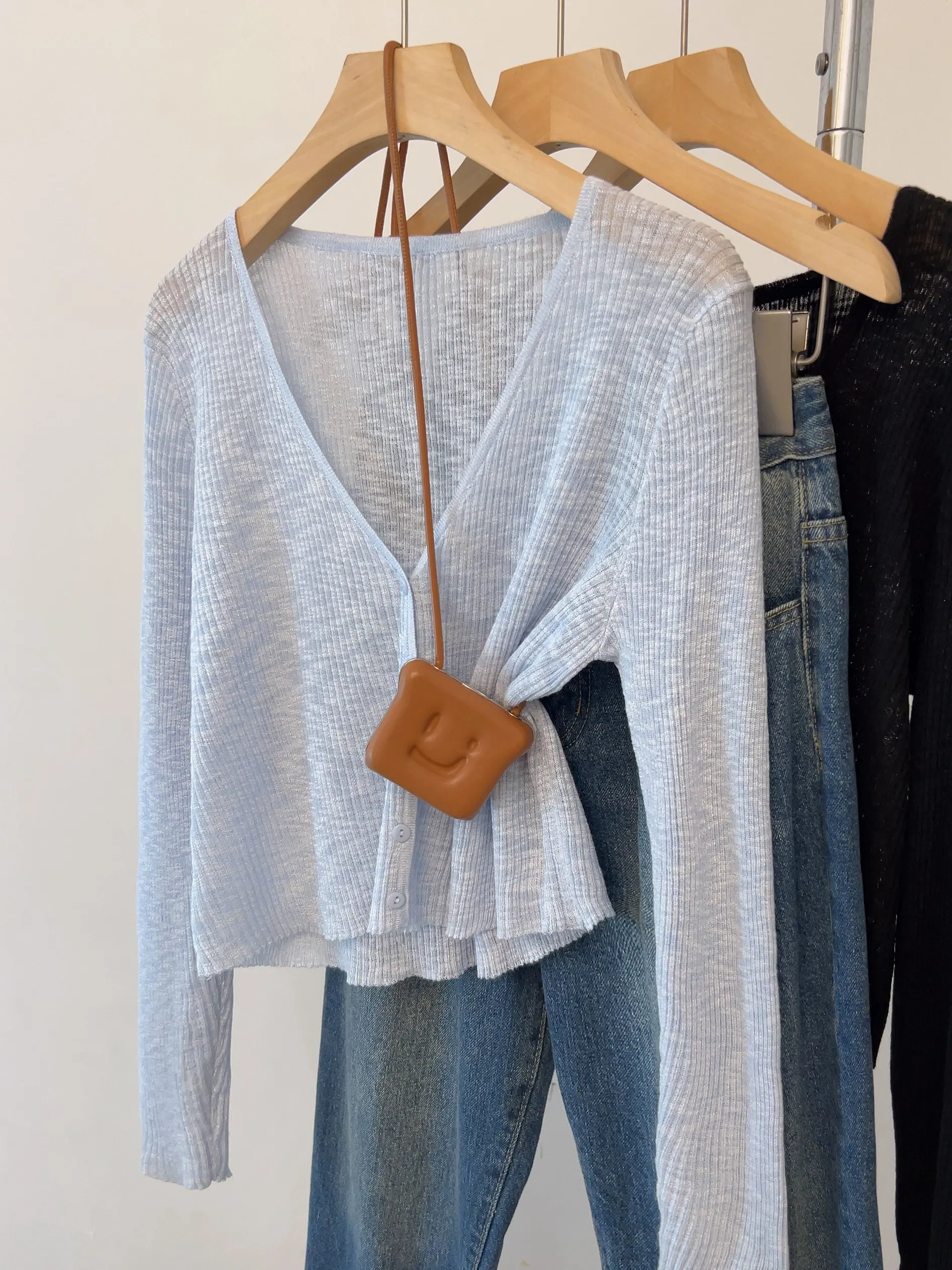 Zjaiss 2026 Cárdigan de punto fino con cuello en V azul para mujer, protección solar, chal para aire acondicionado, tops cortos de un solo botón para verano