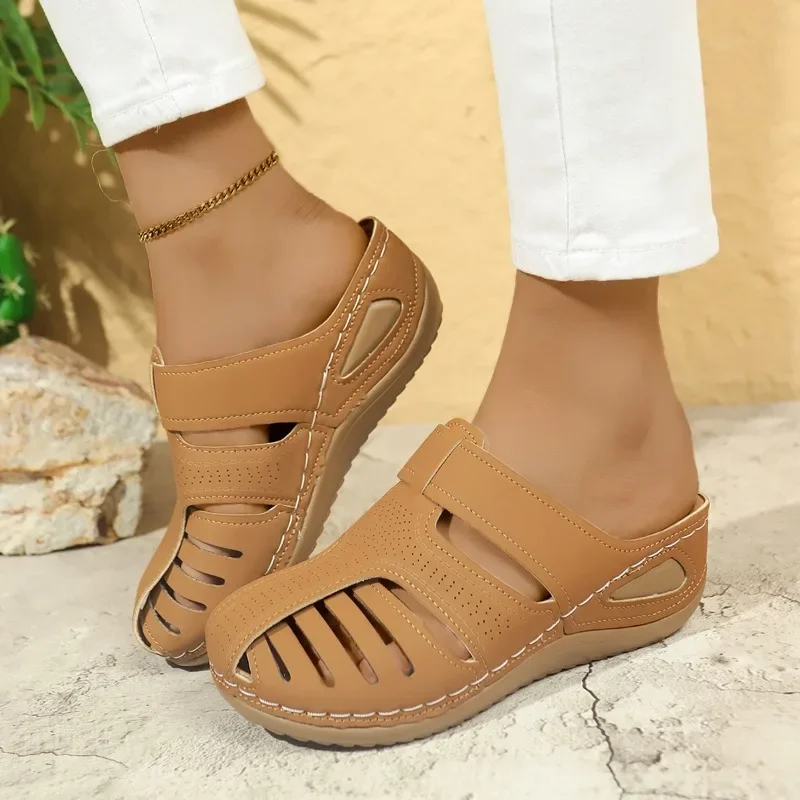 المرأة الصيفية ‌ الصنادل 2025 ريترو مغلق تو المرأة النعال في الهواء الطلق جولة تو أسافين النعال النساء عادية جوفاء النعال الرومانية