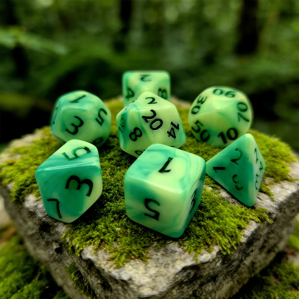 

Набор из 7 текстурированных жемчужных RPG-кубиков цвета свежей травы, с темно-бирюзовым жемчужным шелком и темными цифрами — высокоточные кубики для настольных игр, подходящие для всех видов ролевых игр.