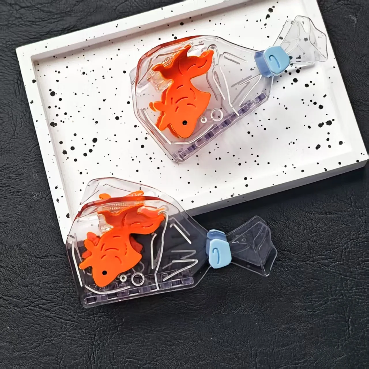 تصميم لخزان الأسماك الشفافة على شكل سمكة ذهبية، تصميم ممتع لخزان الأسماك باللون البرتقالي والأزرق، مناسب لتصفيف الشعر غير الرسمي