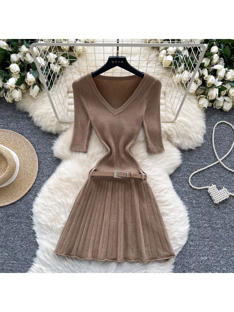 

British Style Retro Knitted V-neck Dress for Women in Summer with Waistband Temperament, Tight Fitting A-line Short Mini Dress
