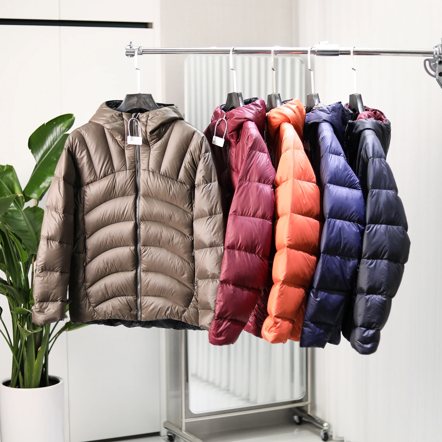 

Мужская утепленная куртка-пуховик с капюшоном, 90% пух, стеганая, ветрозащитная, водоотталкивающая, глянцевая/матовая отделка, теплая