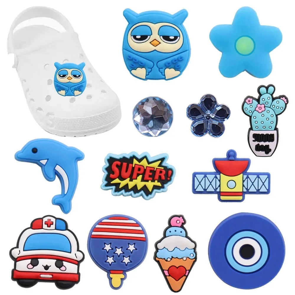 Dijes para zapatos azules de PVC, mezcla de 50 piezas, superraqueta, ojo, búho, Cactus, helado, Delfín, ambulancia, flores, jardín, decoraciones con botones