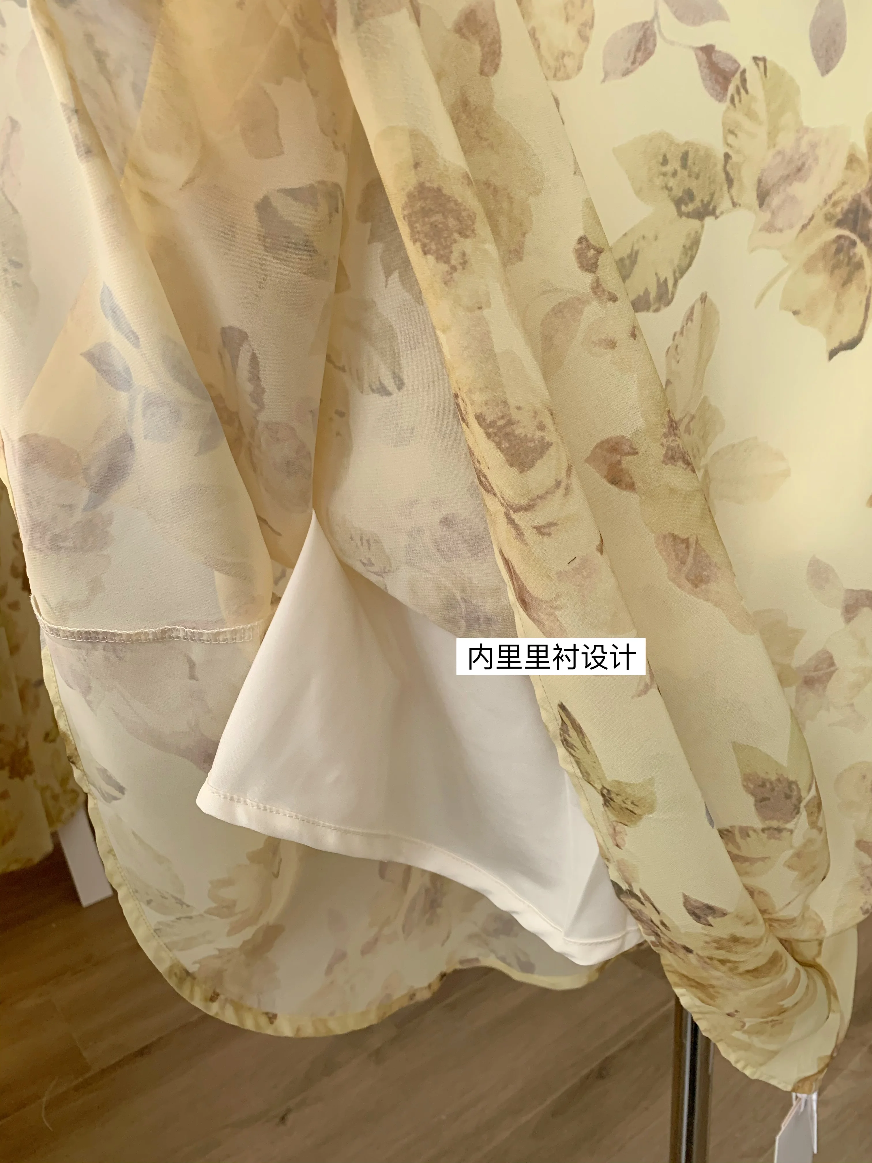 2025 フレンチスタイルの女性の黄色の花柄ドレス - フリル付きスリムフィットカットマキシドレス女性用休暇サンドレス