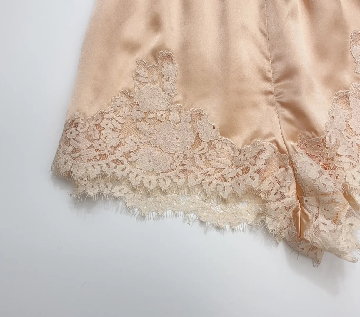 2026 Women Lace Patchwork Shorts 100% Silk Elastic Waist Solid Color Casual Fashion Short Pants