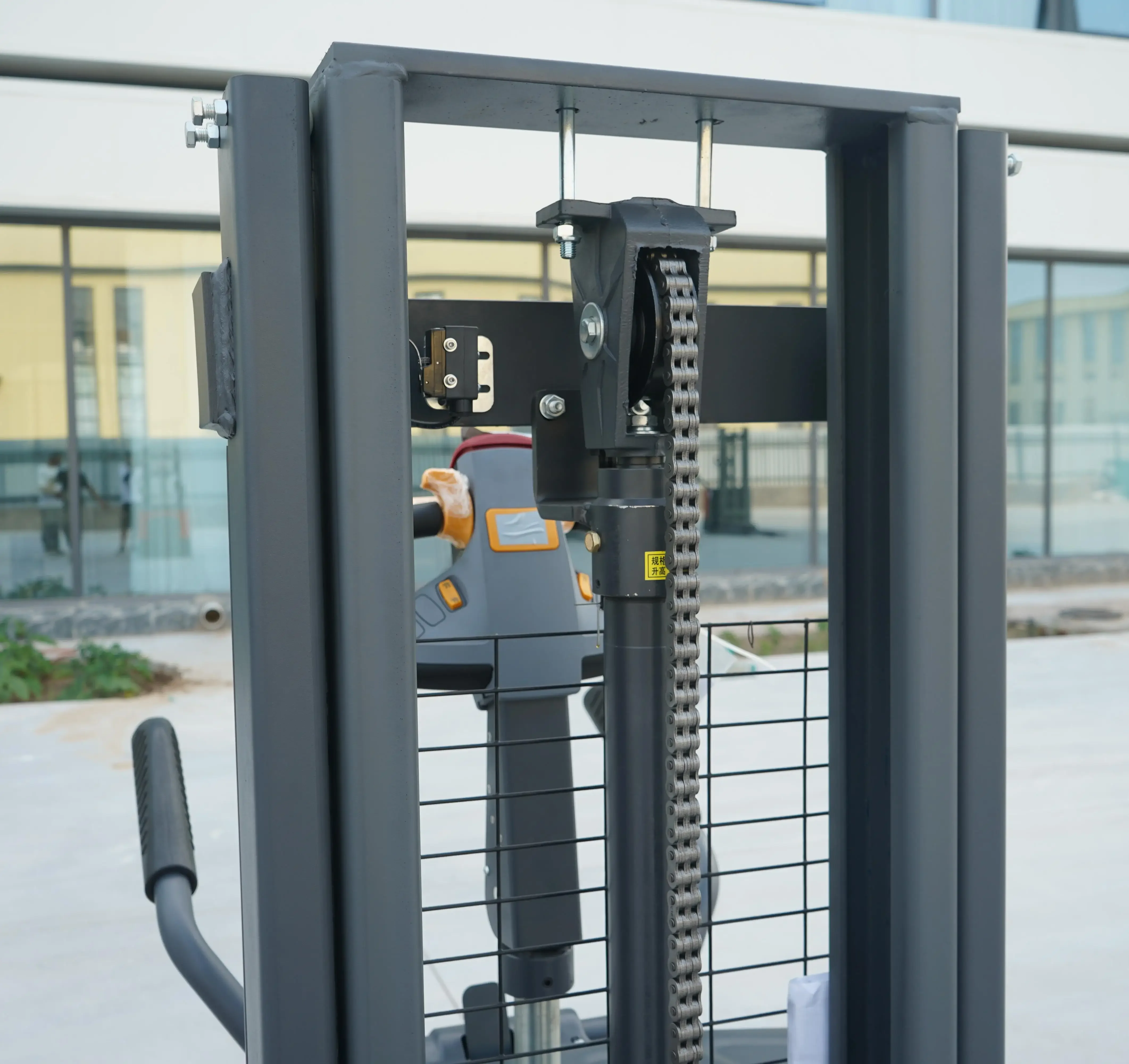 YG Customized 1 Ton 1.5 Ton 2 Ton Load Capacity Electric Container Stacker 3 Meter 4 Meter Height Lithium Battery Free Lift New