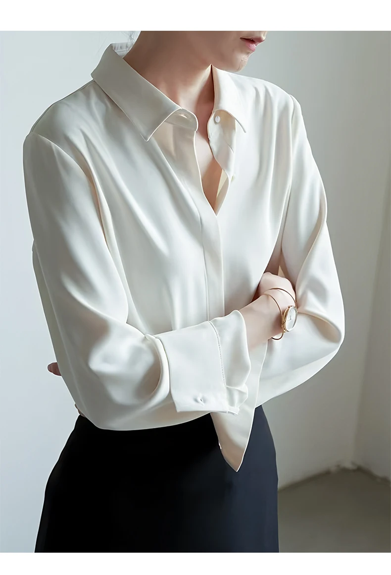 بلوزة نسائية فضفاضة بيضاء أنيقة من الساتان 2025 جديد لربيع وخريف بأكمام طويلة واحدة الصدر قمصان مكتب كورية غير رسمية للسيدات