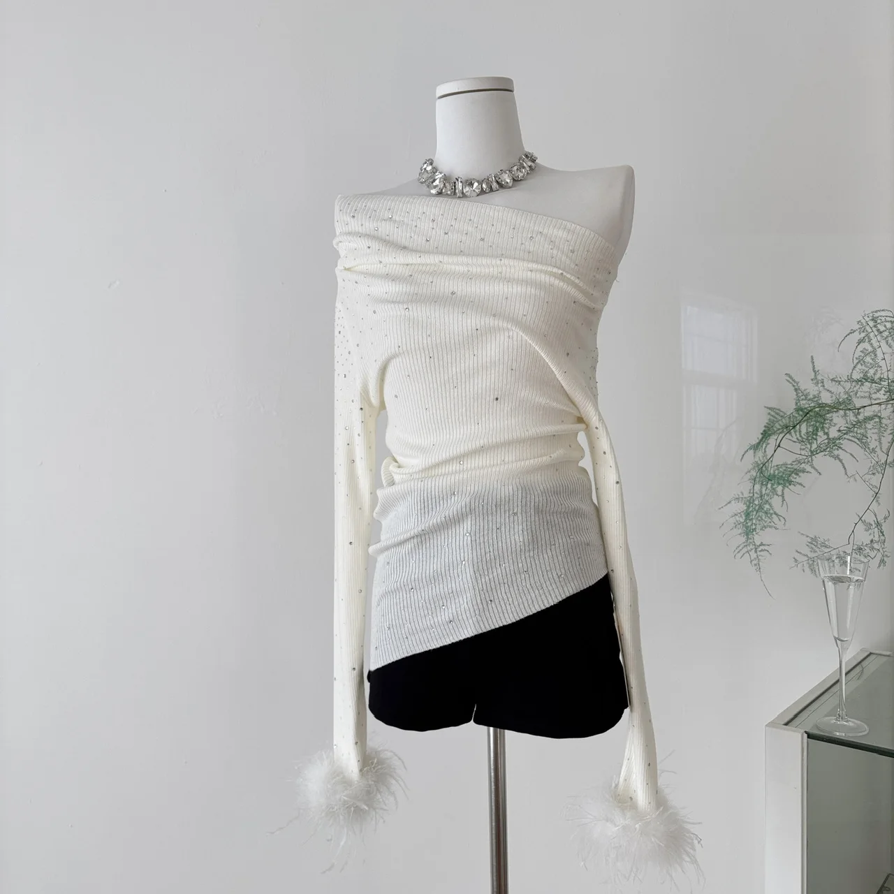 

Off-Shoulder White Sweater - 2026 New Rhinestone Embellished Knit Top with Feather Trim Cuffs for Women