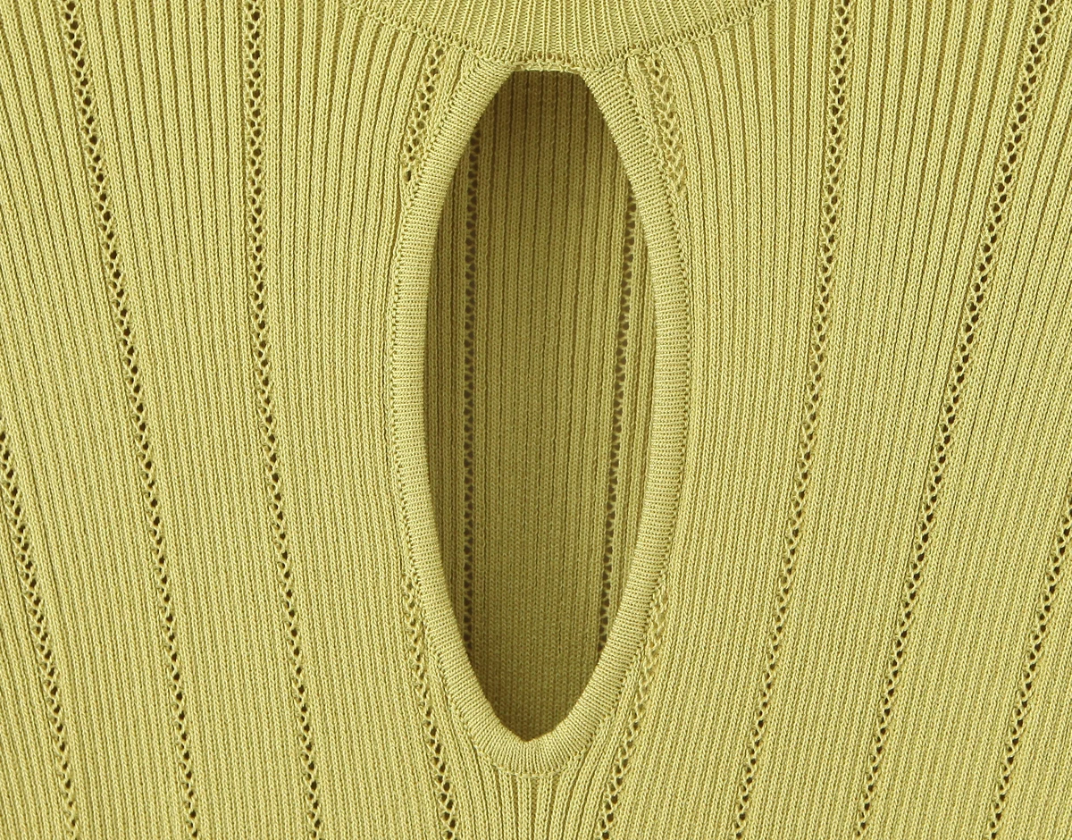 Sukienka swetrowa z dzianiny prążkowanej z seksownym wycięciem, dekoltem typu O, odkrytymi plecami, długimi rozszerzanymi rękawami, podkreślająca talię i biodra, krótka sukienka damska, model 2025.