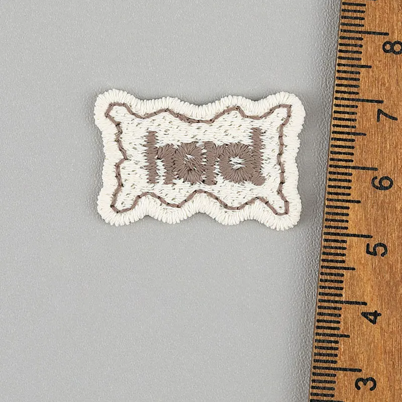 100 Stück 2x3,1cm Quadratische Buchstaben-Stickerei-Aufnäher für DIY Schuhe Hüte Hosen Socken - Kleidungszubehör Etiketten – Detail 8