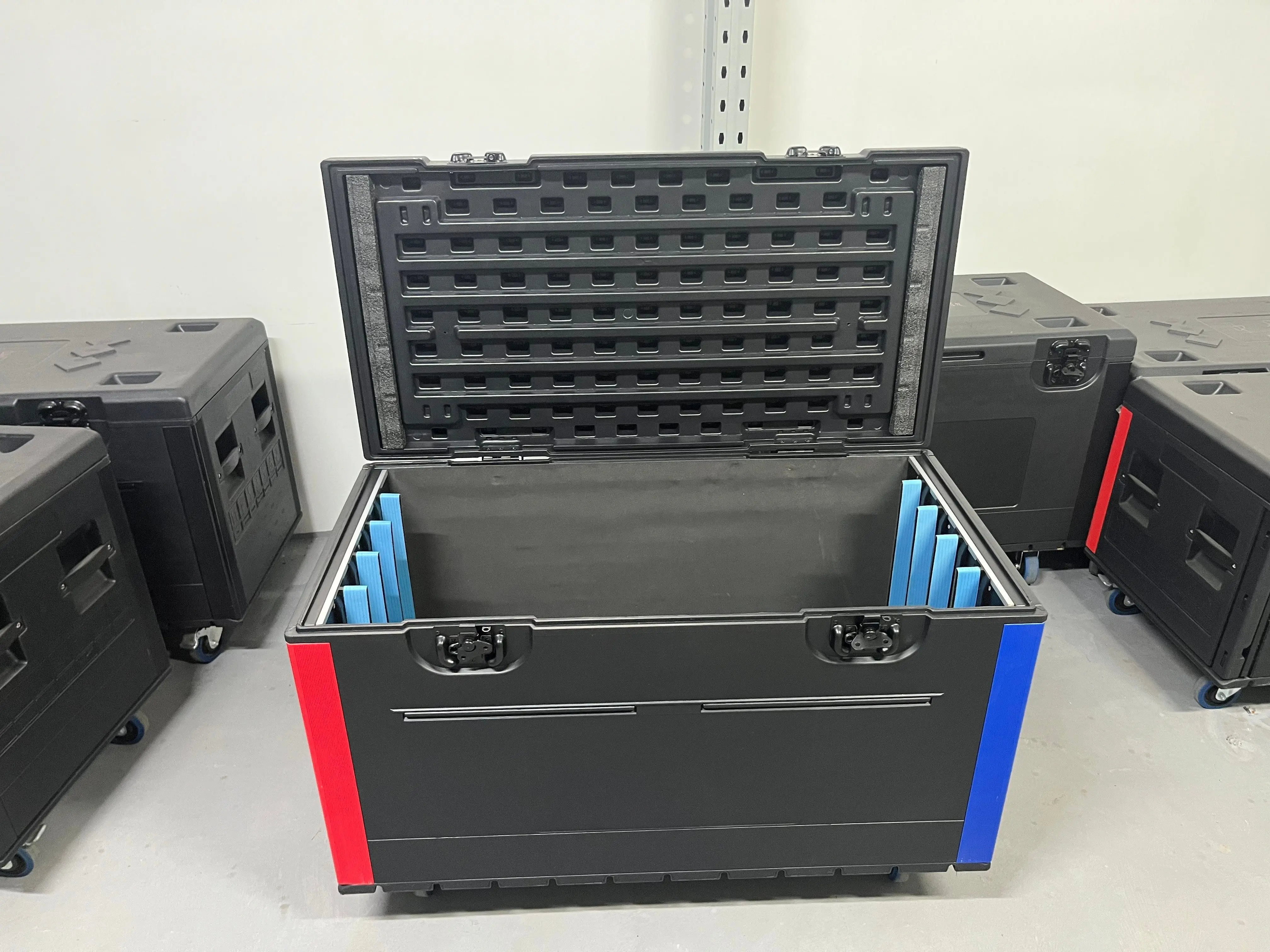 Detachable PE LED Screen Flight Case Waterproof Shockproof Swivel Casters Latches Save Sea Freight for 500500 5001000 LED Panels