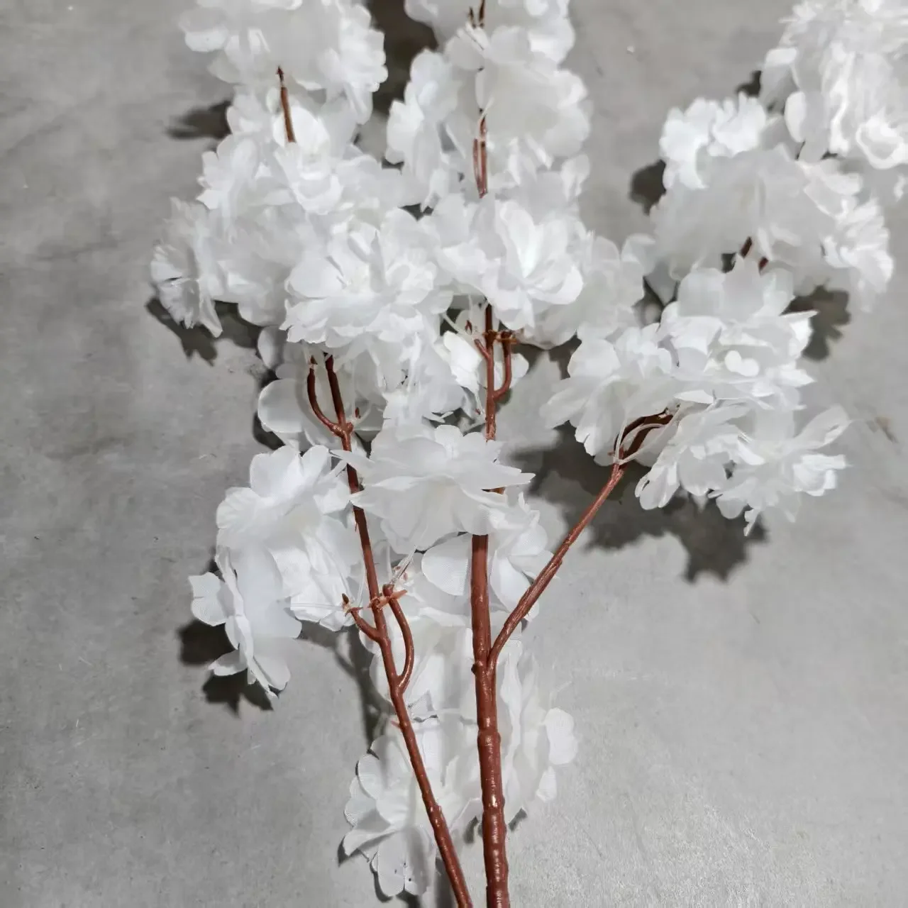100 Stück Weiße Seiden-Kirschblütenzweige Künstliche Sakura-Blumen für Hochzeitsbogen Hintergrund Party Event Zeremonie Dekoration – Detail 5