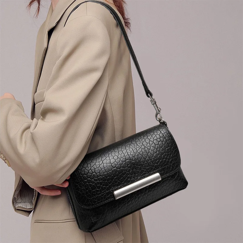 

Stylish Black Leather Shoulder Bag with Crocodile Texture
