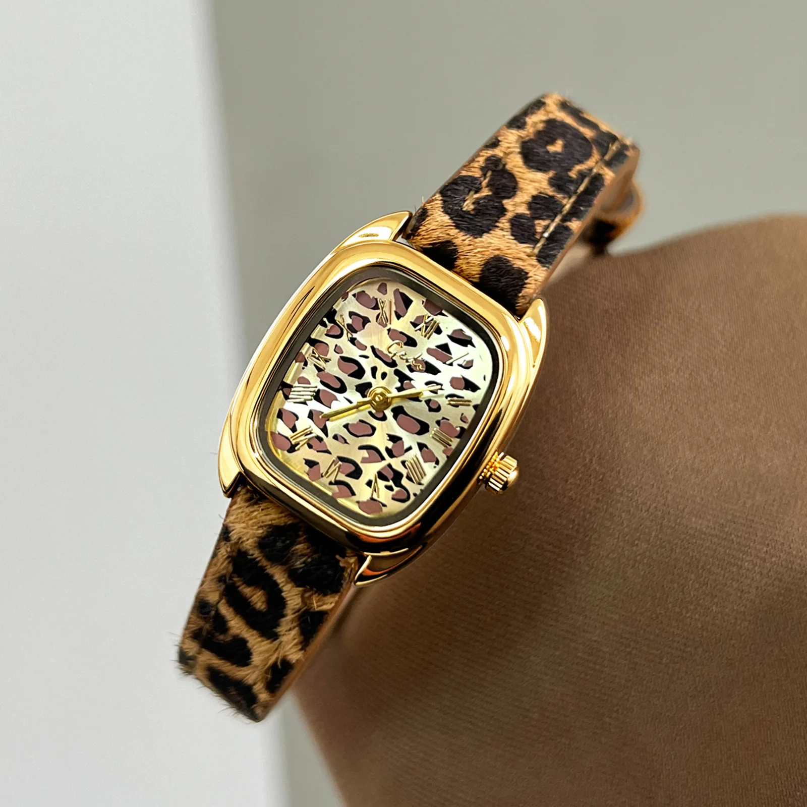

Ladies' watch exquisite compact retro leopard print dial niche design women's waterproof quartz watches