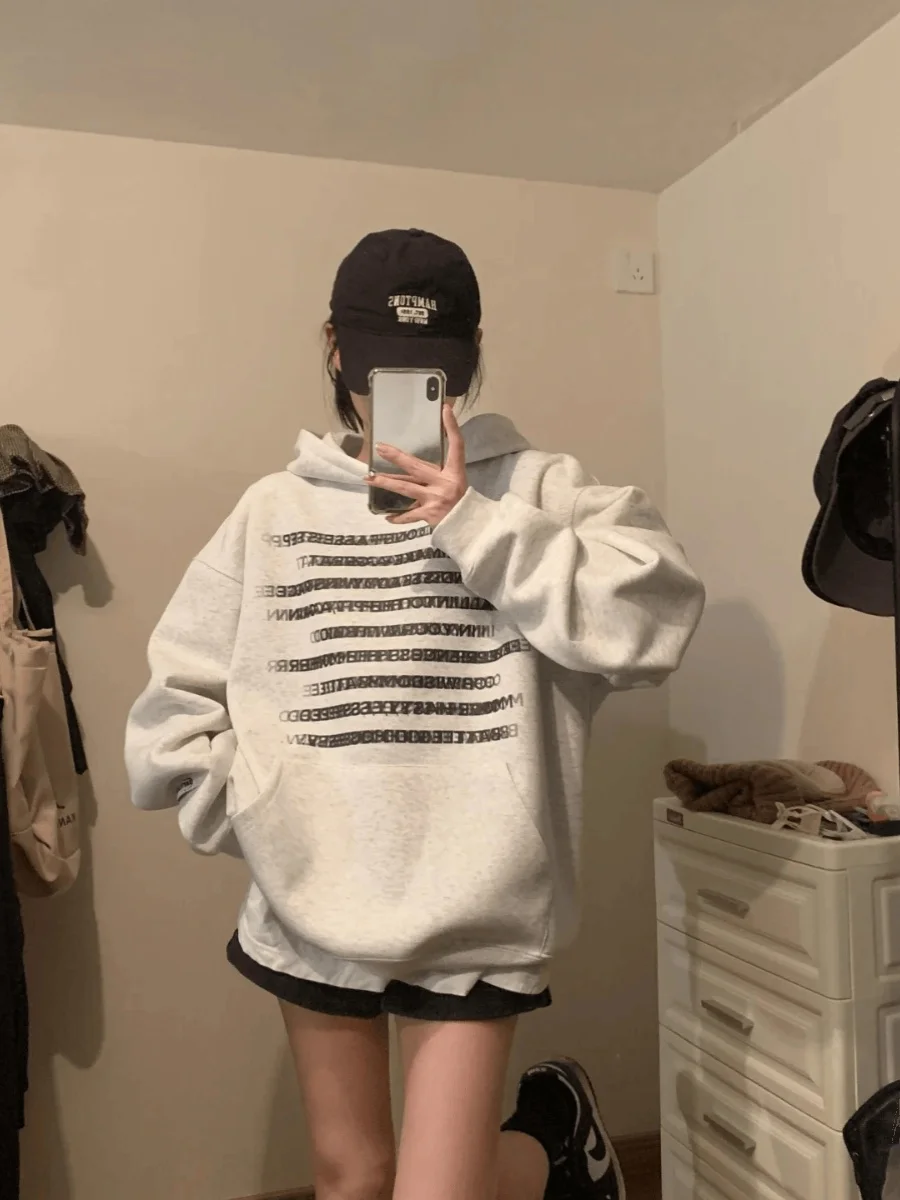 Bluza z kapturem w stylu retro American z rozmytym nadrukiem liter, luźny krój, dla kobiet i mężczyzn, odpowiednia na jesień i zimę.