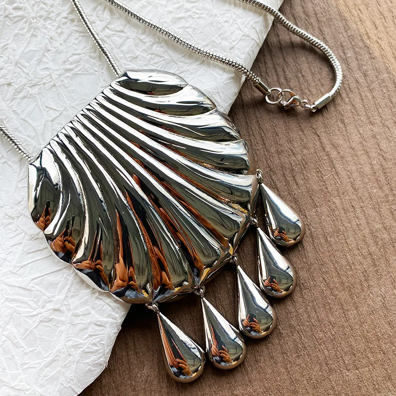 Collares colgantes vintage de metal exagerado con forma de concha grande y borlas de gota de agua para mujer, joyería pesada para fiesta, accesorio de moda