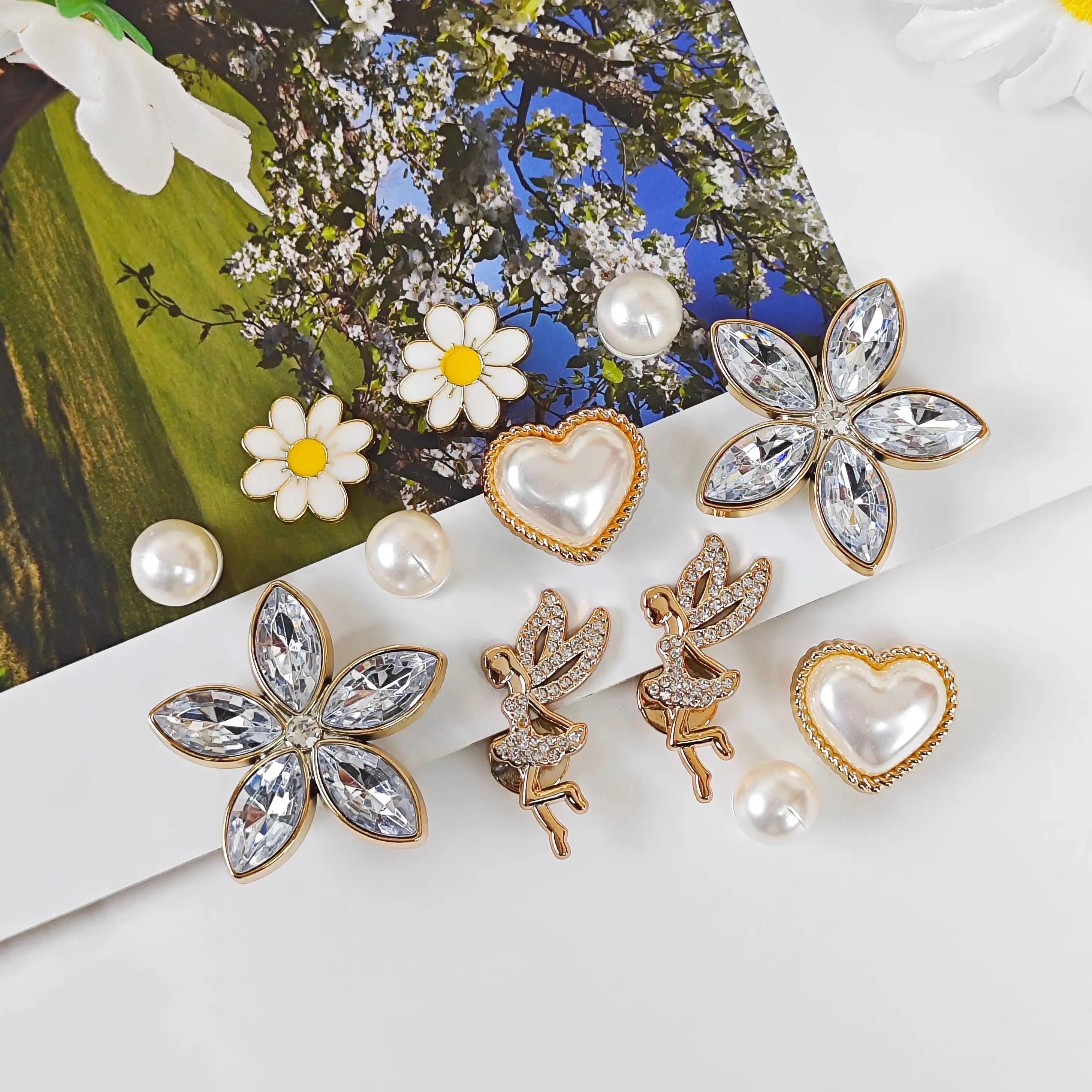 12Pcs DIY Shoe Decoration Charms with Sparkling Rhinestones, Flowers, Elves, Hearts, Imitation Pearl Decorative Buckles, Non-Metallic Lightweight Material, Y2K Fashion Versatile Cute Personality Accessories for Men and Women, Suitable for Eva Beach Shoes, Sandals, Removable Shoe Decorations, Holiday Gifts