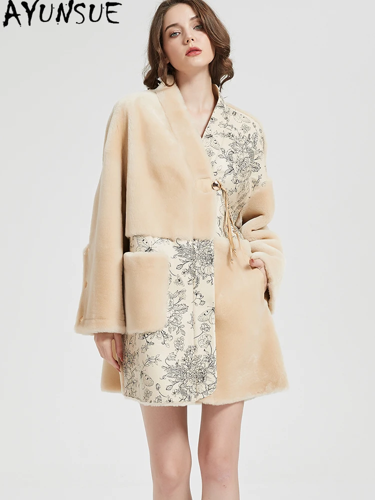 معطف فرو من جلد الغنم الطبيعي من AYUNSUE ملابس شتوية للنساء 2025 سترة جلدية أصلية متوسطة الطول للسيدات دافئة جديدة في الملابس الخارجية