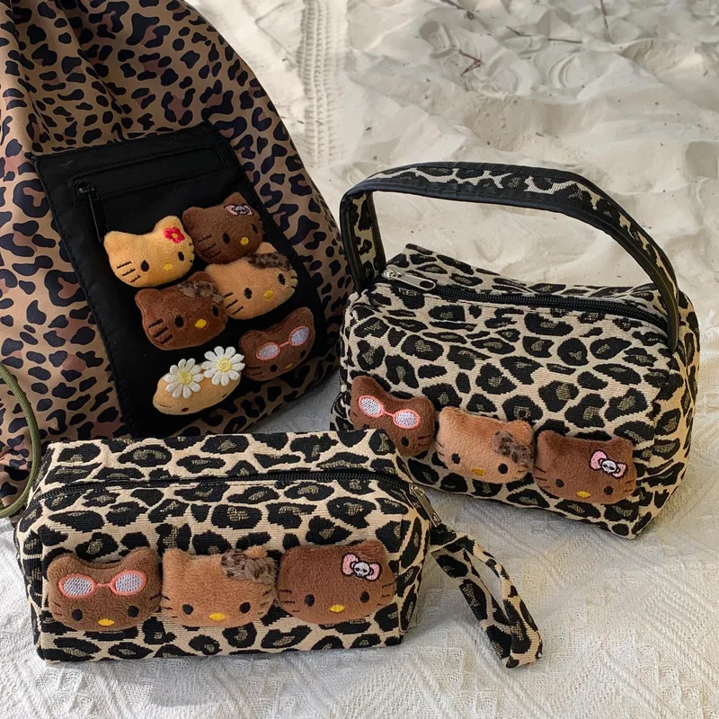 Bolsa de maquillaje de cuero negro de leopardo de Hello Kitty para mujer, bolso de viaje portátil de gran capacidad para ir al trabajo, cuidado de la piel y cosméticos