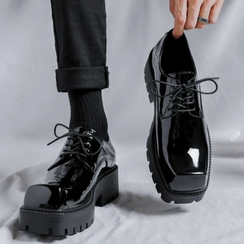 Sapatos masculinos de alta qualidade com cabeça quadrada, sapatos de design de nicho para homens, sapatos de luxo, estilo britânico, sola grossa, sapato casual de couro