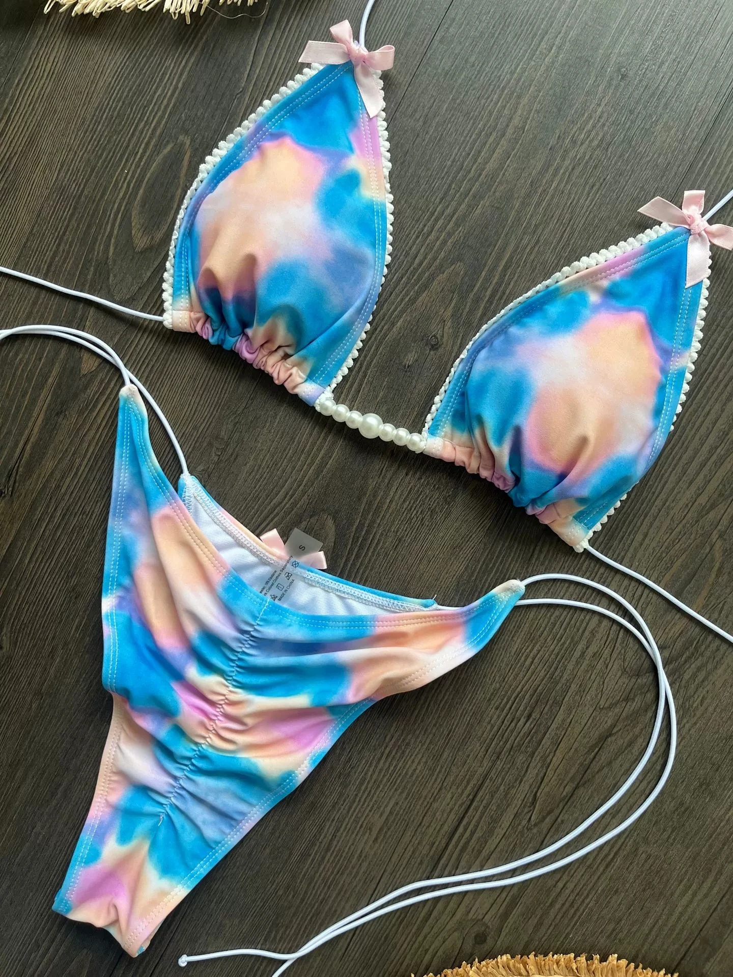

Купальник DEKA Tie Dye: комплект бикини с жемчужным декором, плиссированный треугольный топ на шнуровке, микро-бикини-стринги. Новинка лета, сексуальный женский купальный костюм.