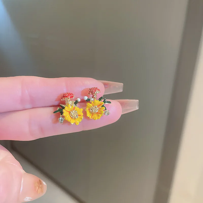 Sweet Tiny Yellow Flower Stud Earrings Women's Cute Inlaid Rhinestones Mushroom Ear Studs Jewelry Accessories Gift for Friends K