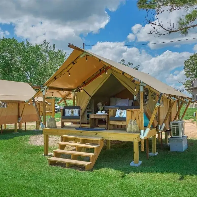 Namiot Safari Famiy Glamping Zagęszczony Wodoodporny PVC Drewniana Konstrukcja Lodówki Resort Hotel Na uroczystości Pustynia na świeżym powietrzu