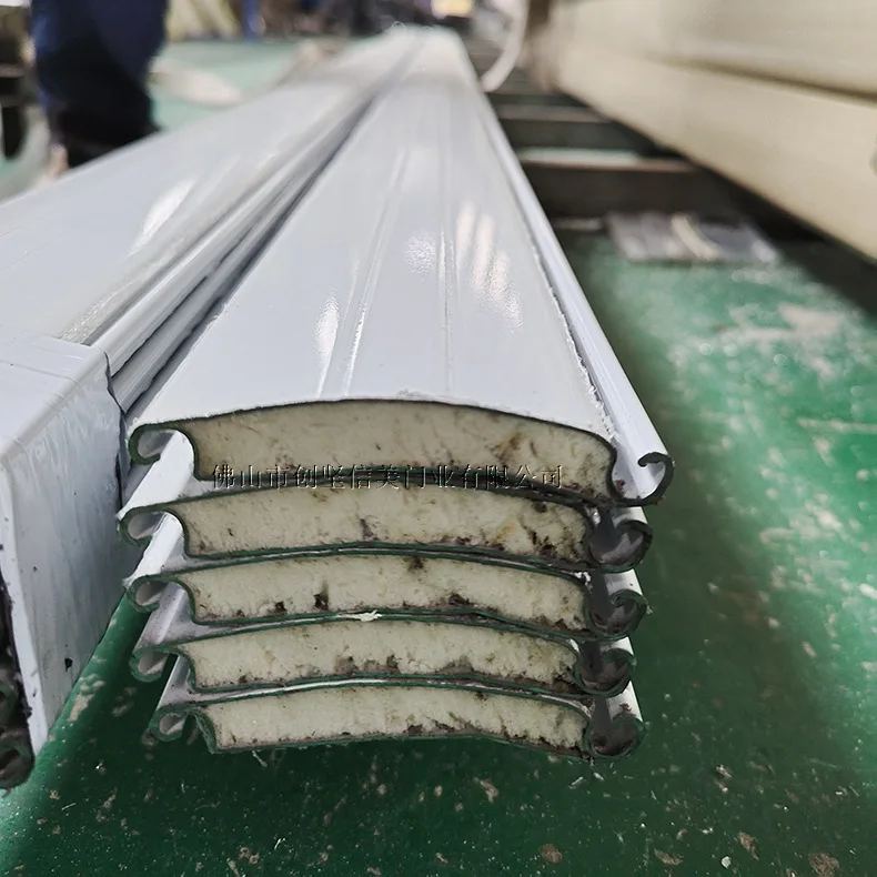 

вращающиеся ворота белого цвета, стальная пена, вращающиеся ворота, звукоизоляция, изоляция, киоск магазина