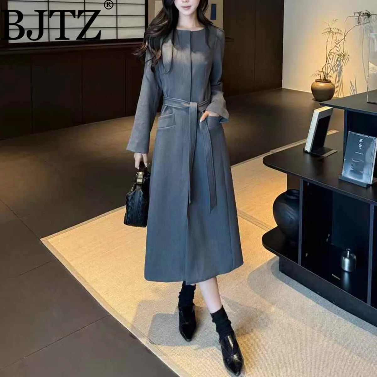 เสื้อเบลเซอร์ทรงยาวปานกลาง คอวี ผูกเชือก แต่งลูกไม้ สำหรับผู้หญิง คอลเลคชั่นฤดูใบไม้ผลิ/ฤดูใบไม้ร่วง ปี 2025 สีพื้น เรียบหรู สไตล์สาวออฟฟิศ
