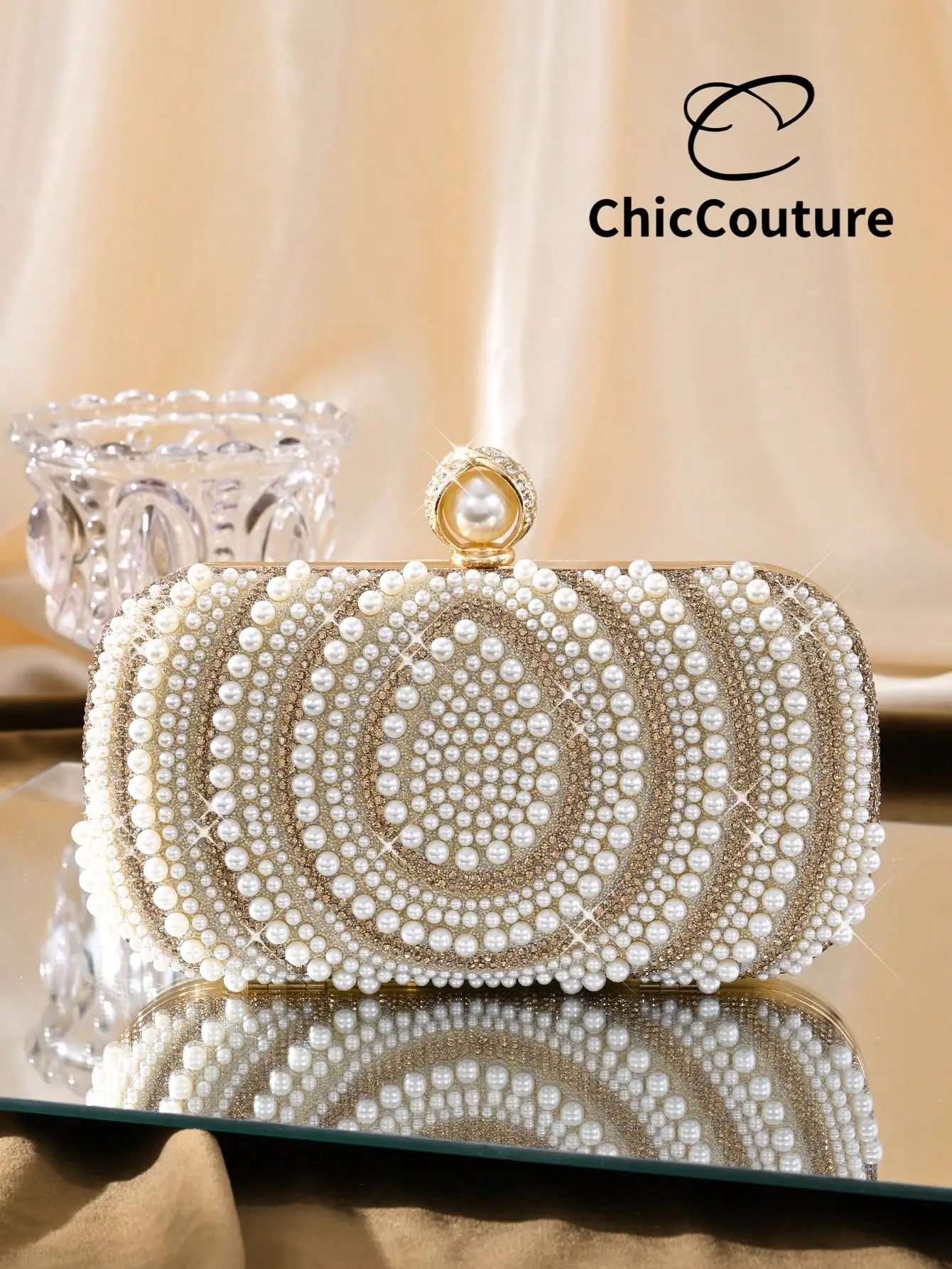 

Элегантный мини-клатч с жемчужной отделкой и кристаллами для вечерних мероприятий