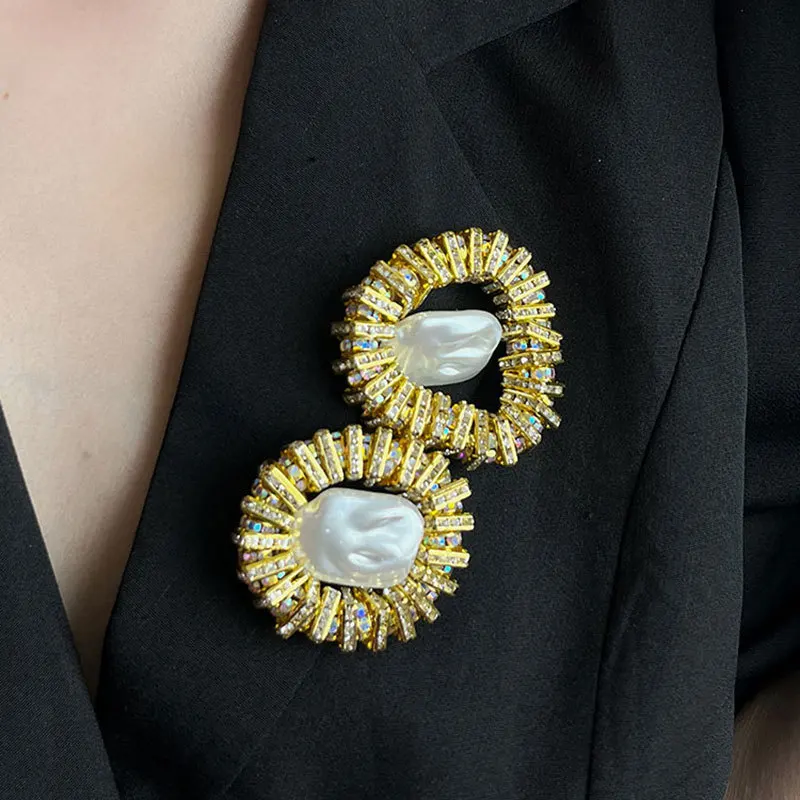 

Retro Baroque Pearl Brooch Luxury Round Shape Metal Clothing Pin